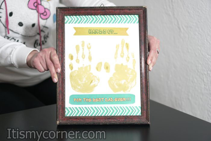 HANDS UP frame decor