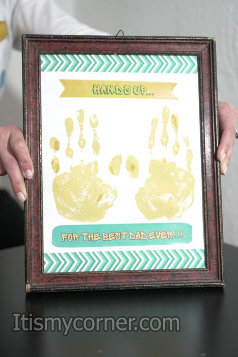 HANDS UP frame decor